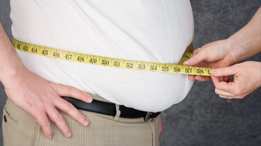 Пора бить в набат: диетолог объяснила, откуда берется жир на животе