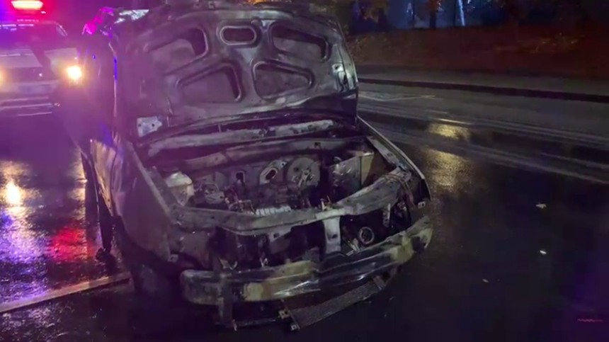 Пару раз хлопнуло: в Москве мужчина чудом спасся из горящего автомобиля