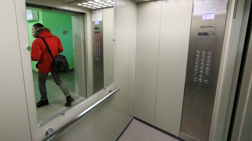 Молодого человека насмерть придавило лифтом в Москве — фото с места трагедии
