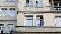 Не мыл раму: полицейские в Петербурге спасли повисшего на окне мужчину