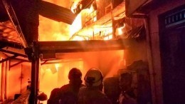 В Индонезии пожар обрушил купол столичной мечети
