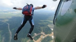 Как булыжник: прыжок с моста чуть не стоил парашютисту жизни