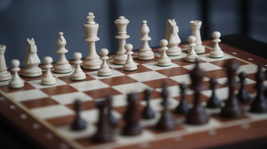 Известный шахматист сломал корону короля соперника на турнире в США