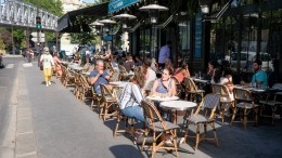 Выгнавший украинок владелец ресторана в Париже заявил об угрозах его семье