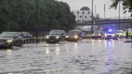 Мощный шторм в Лондоне прервал футбольный матч и остановил работу аэропорта