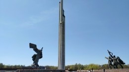 В Латвии демонтировали монумент защитникам города от нацистов