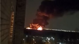 Мощный пожар охватил 12 тысяч квадратных метров склада в Петербурге