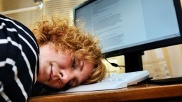 Офисная спячка: на какую болезнь указывает дневная сонливость на работе