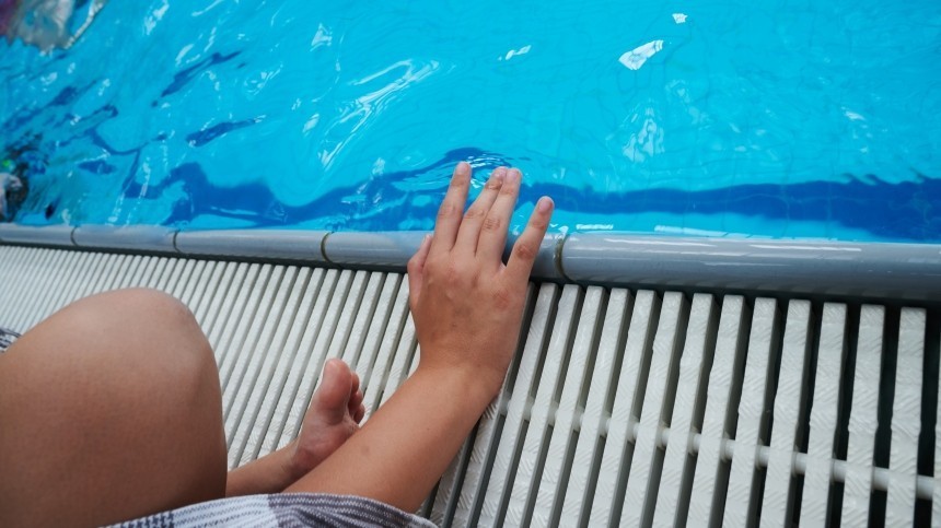 Шестеро детей и четверо взрослых отравились хлором в бассейне Новокузнецка
