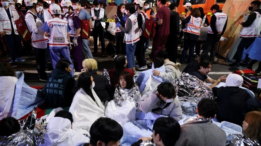 И правда страшно: в Сеуле рядом с погибшими на Хэллоуине продолжили веселье