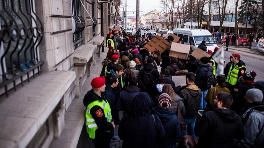 Метание яиц и задержания: в Молдавии продолжаются протесты против властей