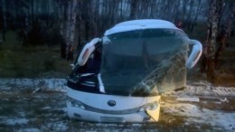 Автобус опрокинулся под Челябинском, пострадали 24 человека — видео с места ДТП