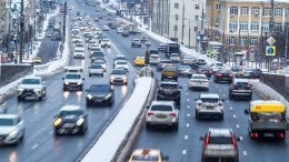 Скользкой дорожкой: водители в Москве не успели перейти на зимнюю резину до гололеда