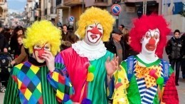 Трое в масках клоунов приковали бизнесвумен и забрали из сейфа украшения на десять миллионов