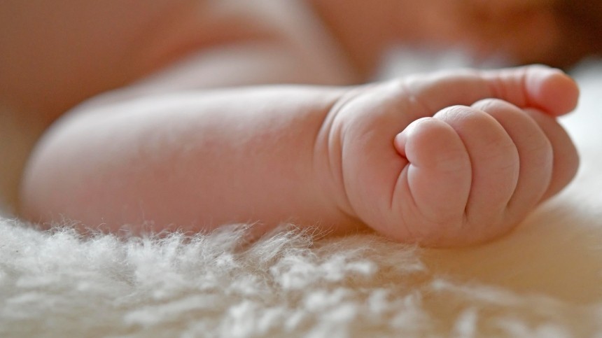 Из живота девочки-младенца врачи достали восемь эмбрионов