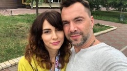 Жена Арестовича принципиально отказалась от украинского языка