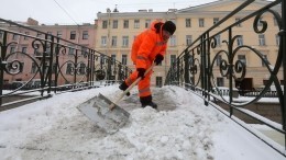 Огромные дыры в асфальте появились в Петербурге после первых снегопадов