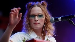 Сбежавшая из России певица Монеточка отправится в тур