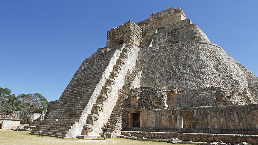 $5 тысяч штрафа и бутылки в лицо: туристка осквернила древний храм в Мексике