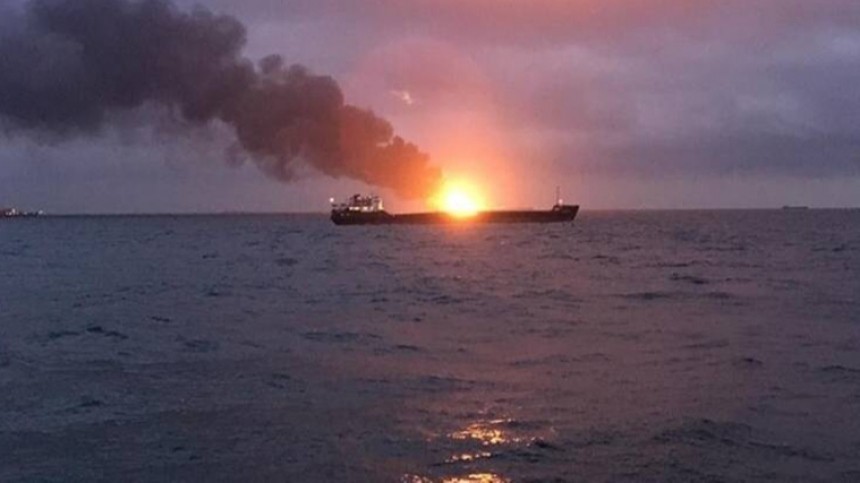 В Охотском море полыхает судно с сотней человек на борту
