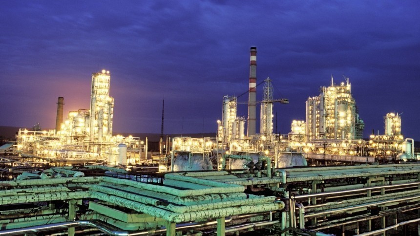 Песков напомнил о позиции России по потолку цен на нефть и газ