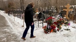 Видео: Двойник Градского замечен у могилы мэтра в годовщину его смерти