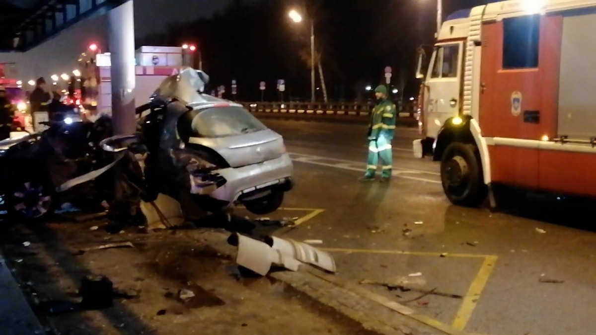 Два человека погибли в ДТП на севере Москвы — видео с места аварии