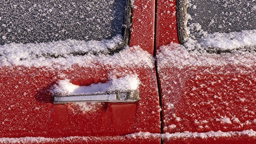 Как легко открыть примерзшую дверь автомобиля зимой — лайфхак
