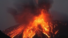 На проснувшийся камчатский вулкан Шивелуч продолжают водить туристов