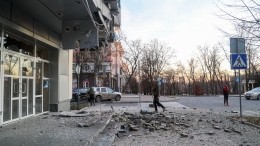 Военкор «Известий» показал последствия мощного обстрела центра Донецка