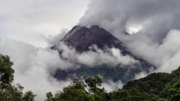 В Индонезии началось самое сильное извержение вулкана Семеру за всю историю наблюдений
