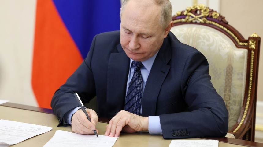 Путин подписал закон о запрете пропаганды ЛГБТ в РФ 