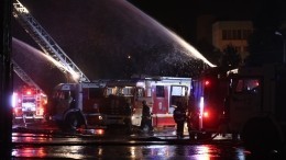 Охвачен огнем: людей эвакуируют из горящего ресторана в Краснодаре