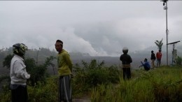 Облака дыма и пепла: Италию сотрясает извержение вулкана Стромболи