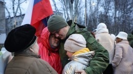 «Жив-здоров, скоро буду»: вернувшиеся из плена российские бойцы утешили родных