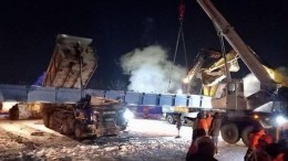 Грузовик снес пешеходный мост в Башкирии, водитель погиб в расплющенной кабине