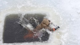 Полицейские спасли под Томском упавшего в ледяную реку и пробывшего там час рыбака