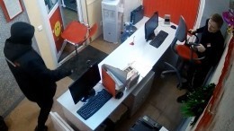 Грабитель ворвался в офис микрозаймов в Петербурге и ушел с фальшивыми купюрами