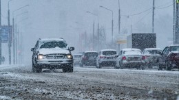 Сугробы по колено: Москву завалило снегом