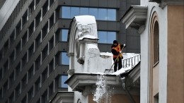 Сбрасывавших снег с крыш на головы петербуржцев коммунальщиков оштрафуют