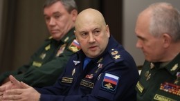 «Подстилает соломки»: почему Залужный восхваляет генерала Суровикина