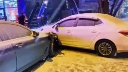Один погиб, двое в больнице: в Москве автомобиль сбил людей на остановке