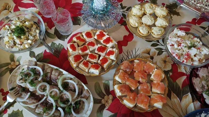 Худеем в Новый год: какой из традиционных новогодних салатов самый калорийный