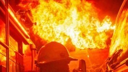 Угроза взрыва осложняет тушение крупного пожара на складе во Владивостоке