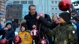 Владимир Машков вместе с детьми открыл «транспортную» елку возле «Табакерки»