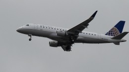 Самолет United Airlines приземлился с горящим двигателем