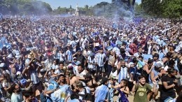 Миллионы людей вышли на улицы Буэнос-Айреса на чемпионский парад сборной страны