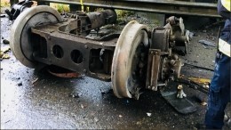 Грузовой поезд врезался в тягач в США и устроил салют из кусков бетона