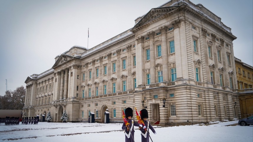 Королевский пинок: британского принца выгнали из дворца на фоне секс-скандала