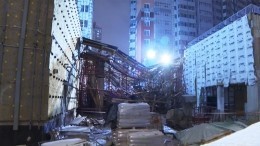 При обрушении строительных лесов в Петербурге чудом обошлось без пострадавших